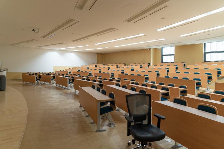 Empty classroom. Photo by Changbok Ko on Unsplash